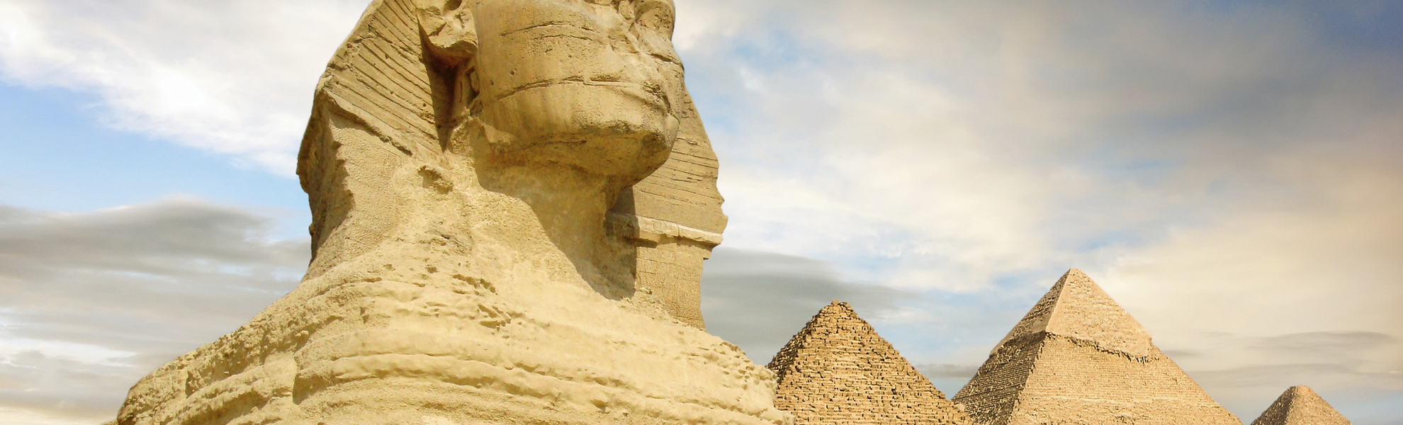 Große Sphinx von Gizeh vor den Pyramiden von Gizeh in Ägypten