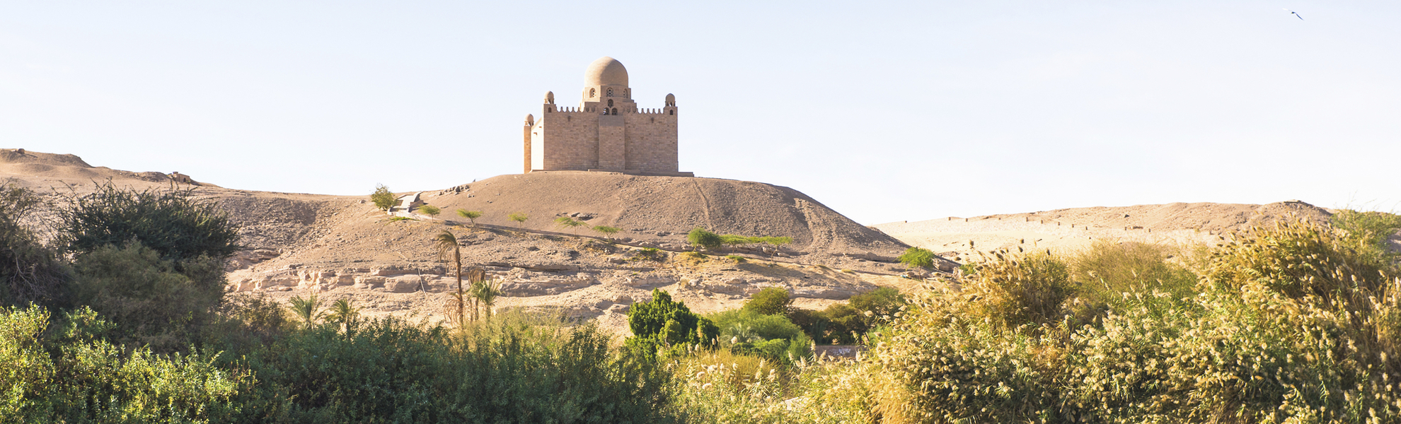 Blick vom Nil auf das Aga Khan Mausoleum in Ägypten