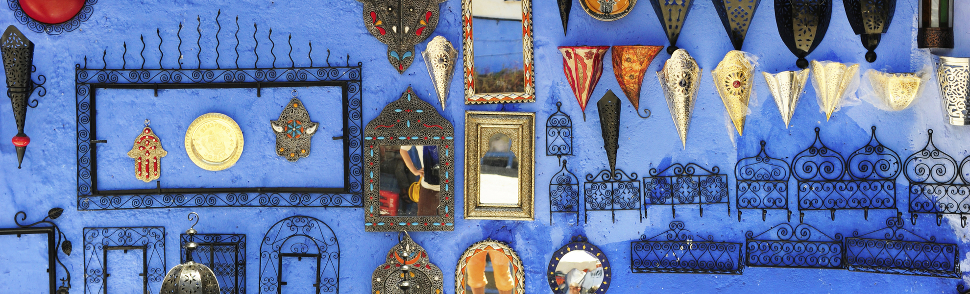 Kunsthandwerk in einer Gasse von Chefchaouen, Marokko