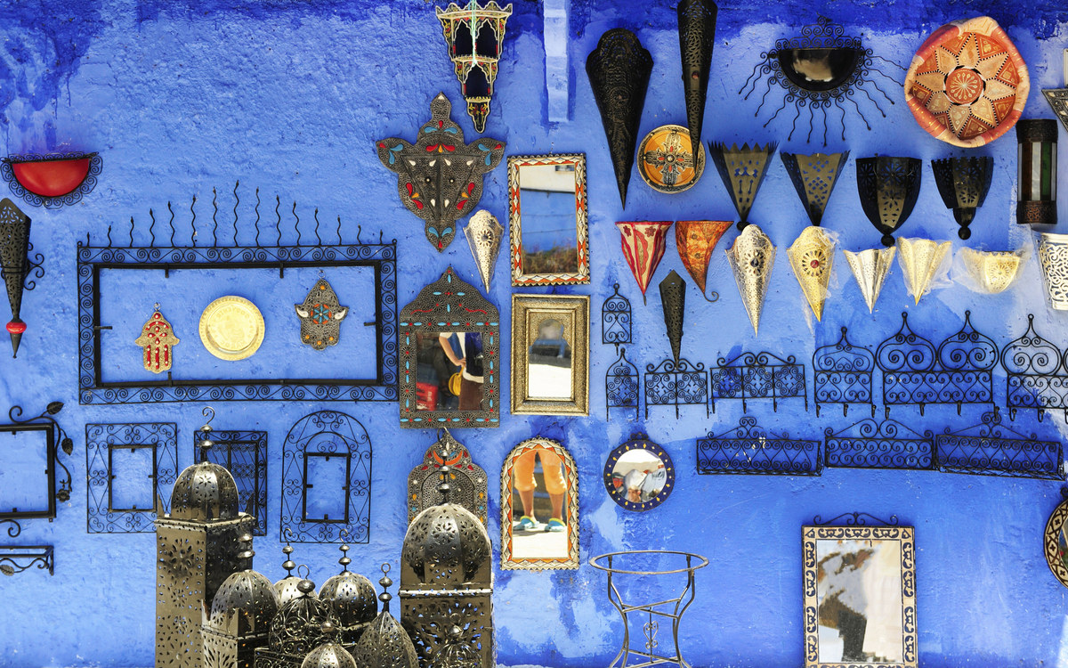 Kunsthandwerk in einer Gasse von Chefchaouen, Marokko