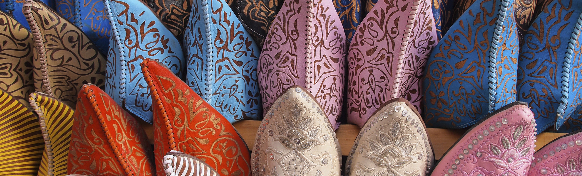 Schuhe auf einem Bazar, Marokko
