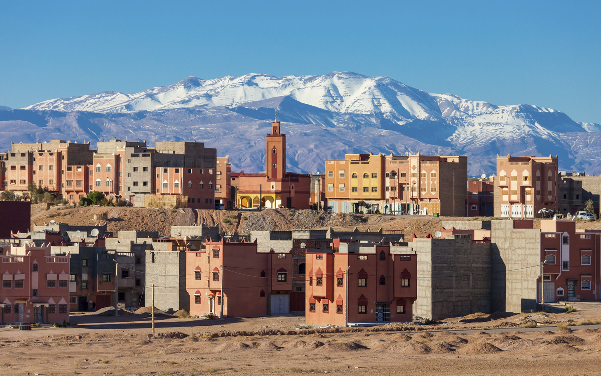 Ouarzazate und im Hintergrund das Atlasgebirge, Marokko
