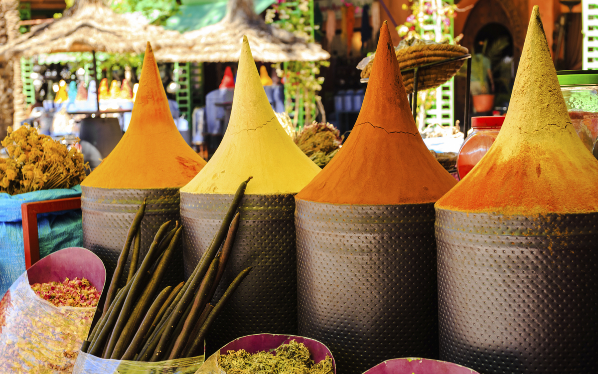 Gewürze auf einem Markt in Marrakesch, Marokko