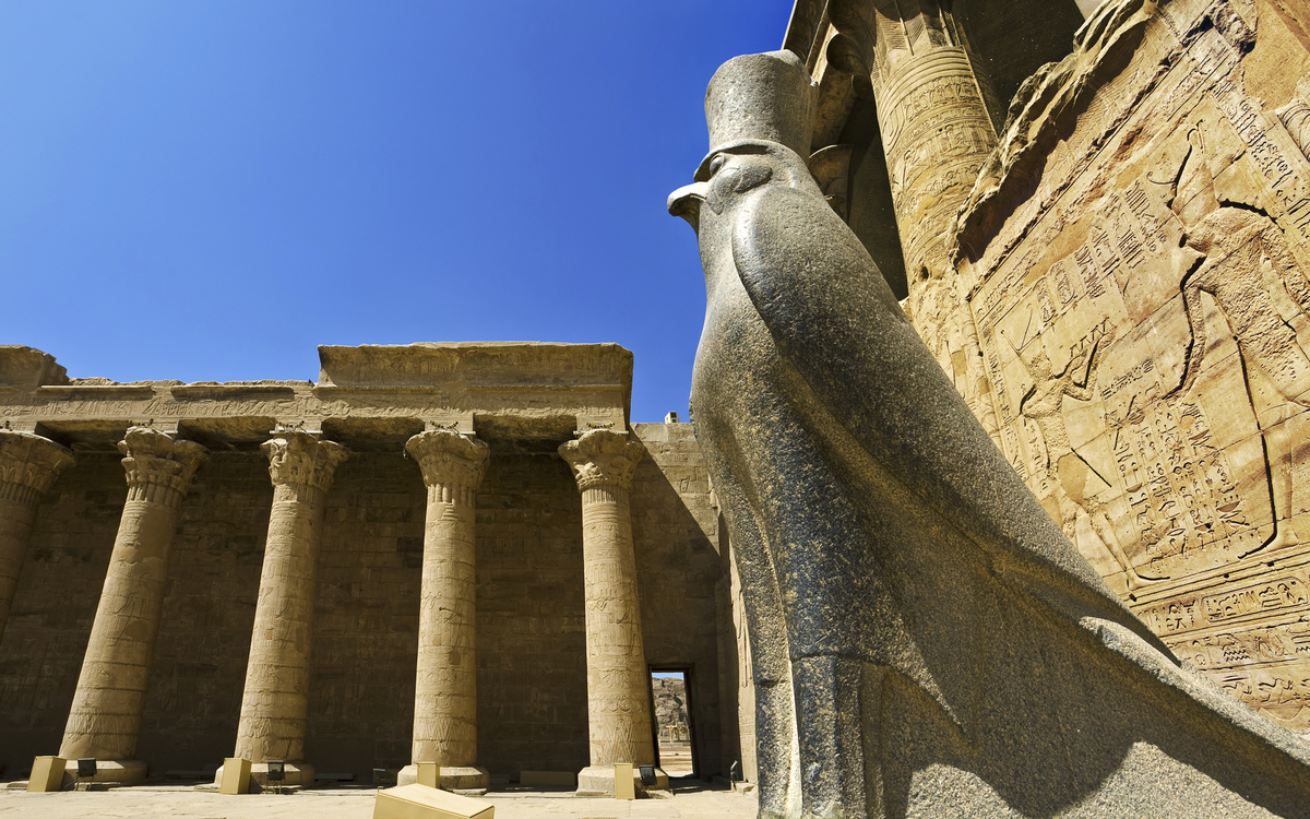 Statue des Hor-Behdeti (Falkengott) im Tempel von Edfu in Ägypten