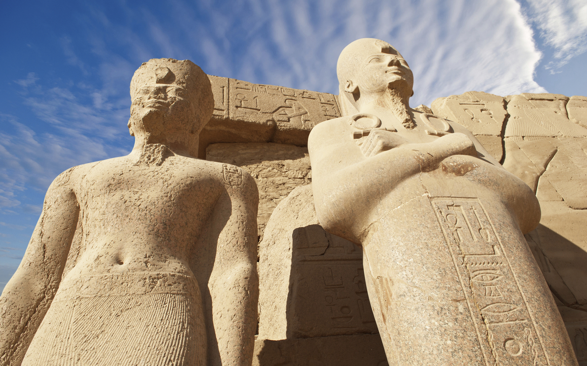 2 Statuen im Karnak-Tempel in Ägypten