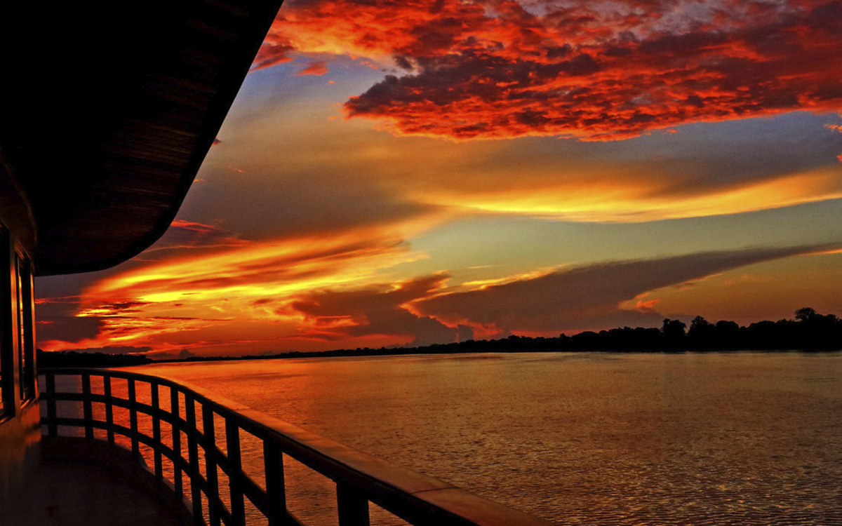 Sonnenuntergang auf dem Rio Negro, Brasilien