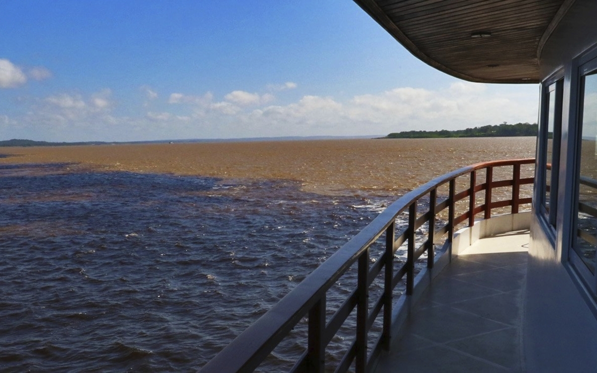 Zusammenfluss von Rio Negro und Rio Solimoes