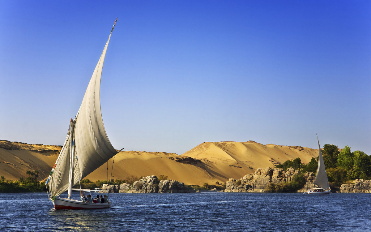 2 Feluken auf dem Nil vor Nillandschaft in Ägypten