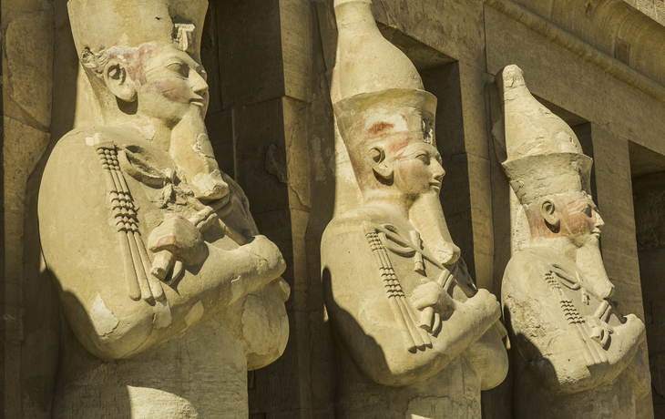 Ramses II. Statuen vor dem Totentempel der Hatschepsut in Ägypten