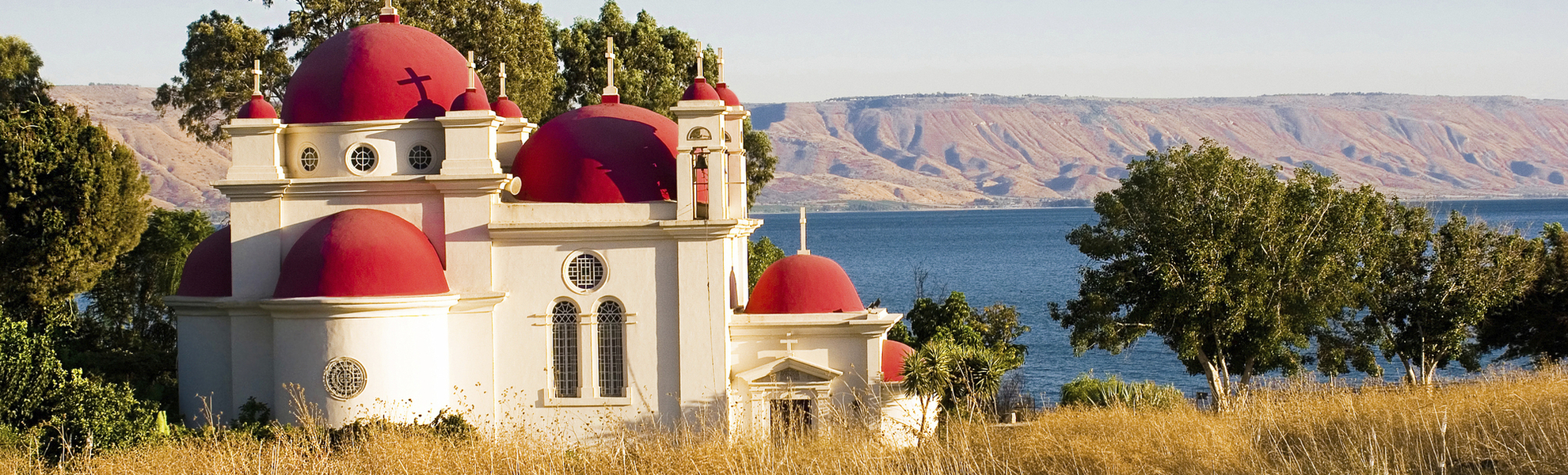 Rosa Kuppeln der griechisch-orthodoxen Kirche in Kapernaum, Israel