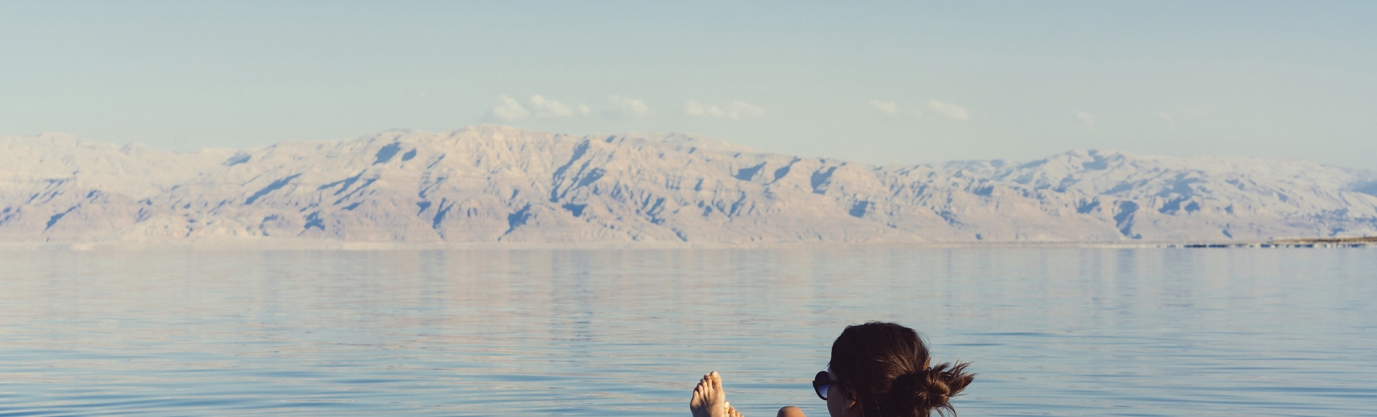 Frau badet im Toten Meer