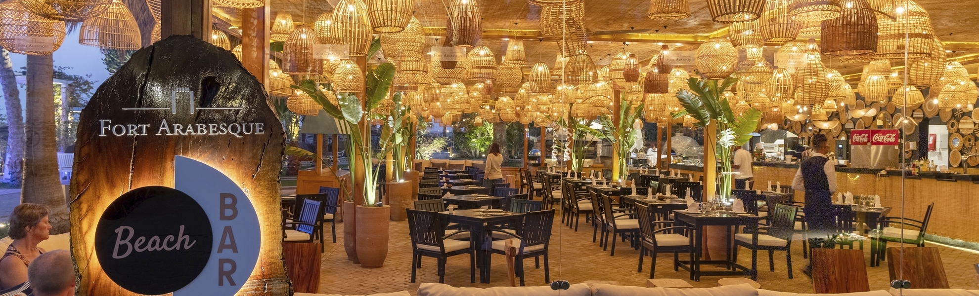 Beach Bar und Grillrestaurant am Abend