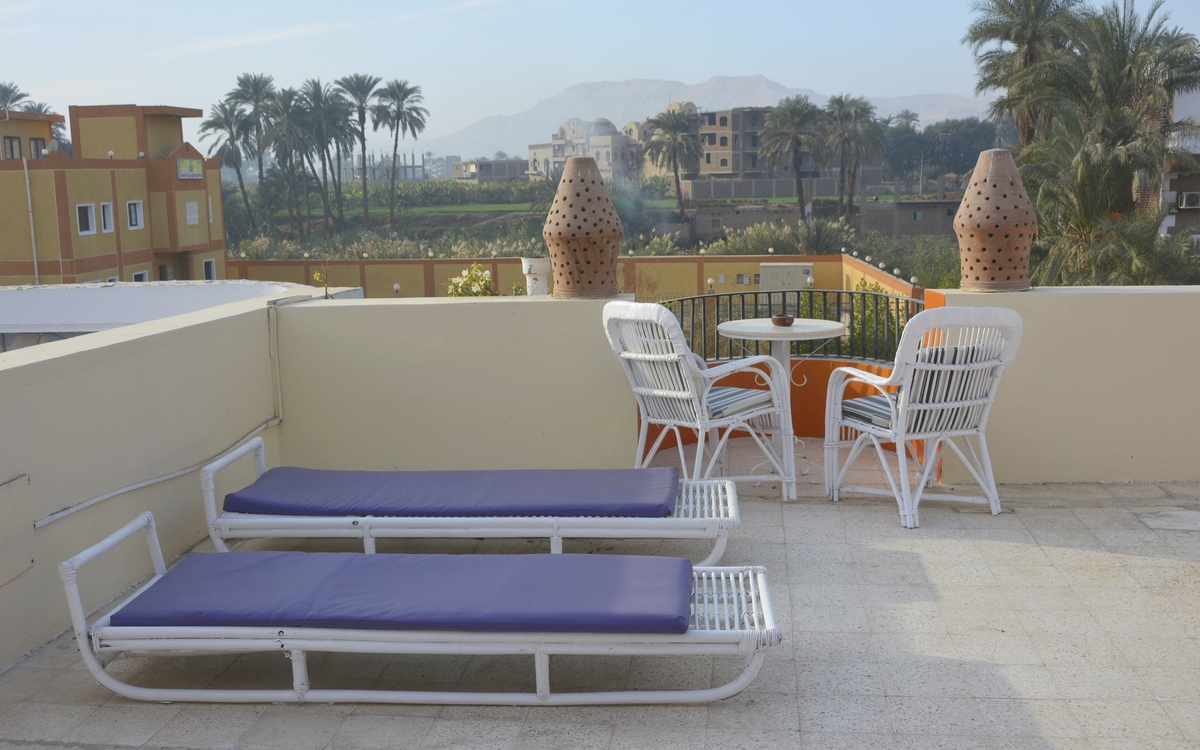 Terrasse im Hotel El Gezira Gardens in Luxor, Ägypten