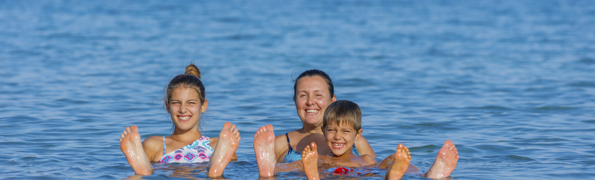 Familie im Toten Meer, Israel