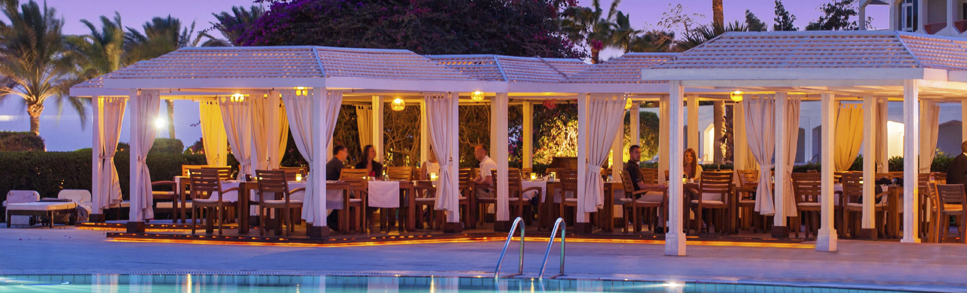 Terrasse am Pool im Hotel Baron Palace Sahl Hasheesh in Hurghada, Ägypten