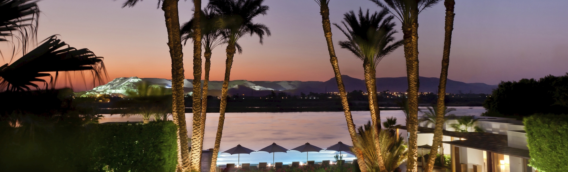 Sonnenuntergang über der Poolanlage im Hilton Luxor Resort & Spa in Luxor, Ägypten