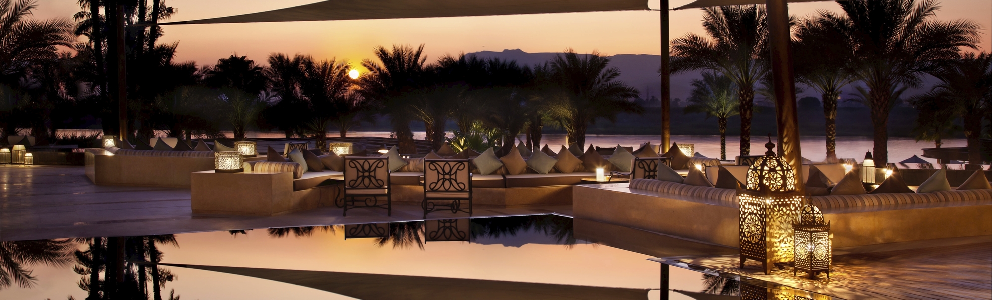 Sonnenuntergang über der Terrasse im Hilton Luxor Resort & Spa in Luxor, Ägypten