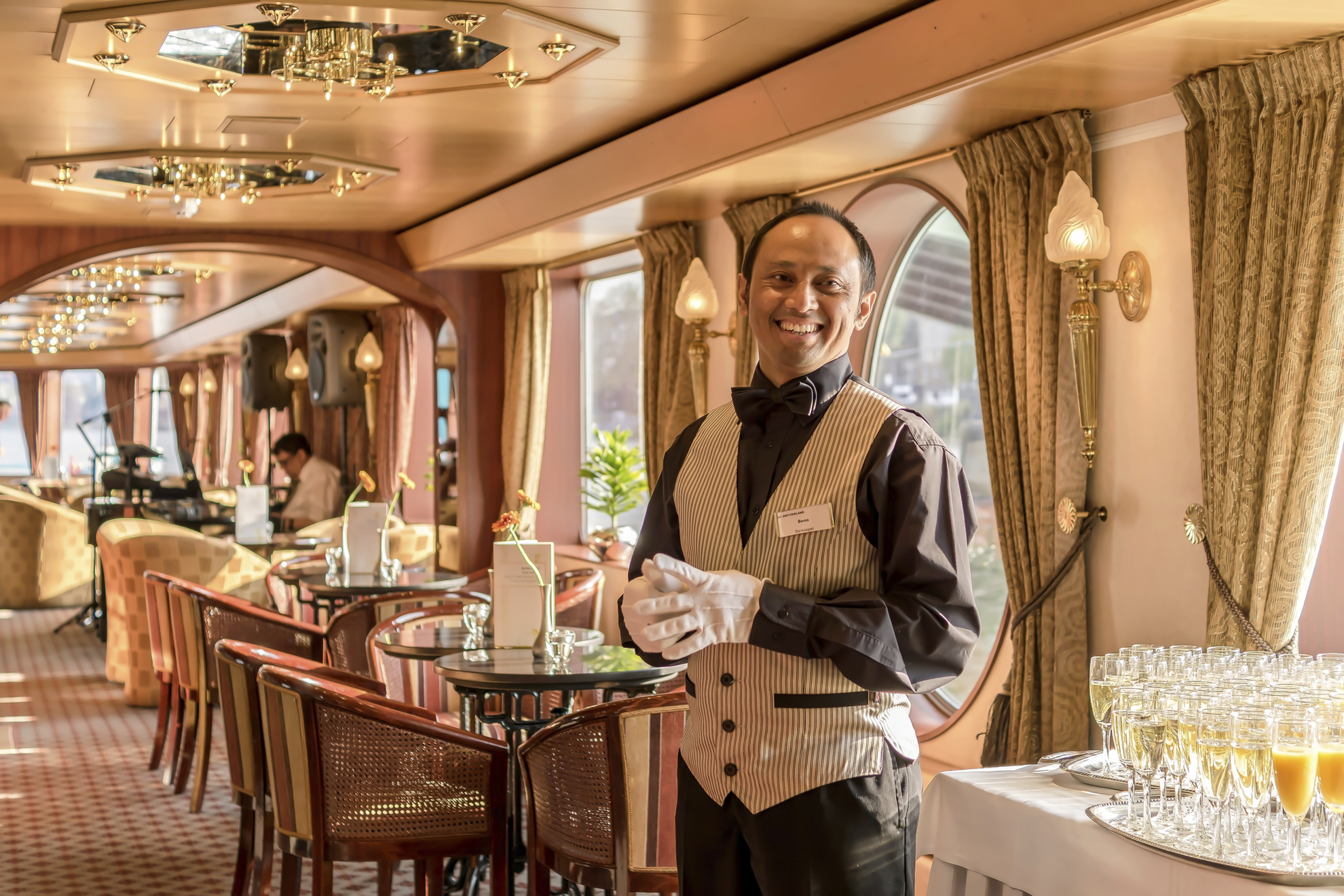 Kellner in der Bar von MS Switzerland