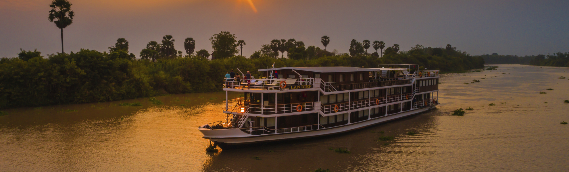 MS Lan Diep im Sonnenuntergang