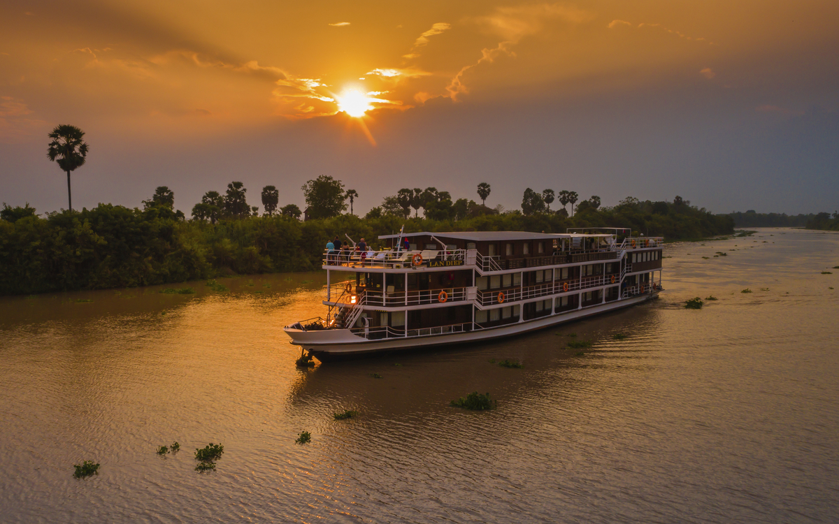 MS Lan Diep im Sonnenuntergang