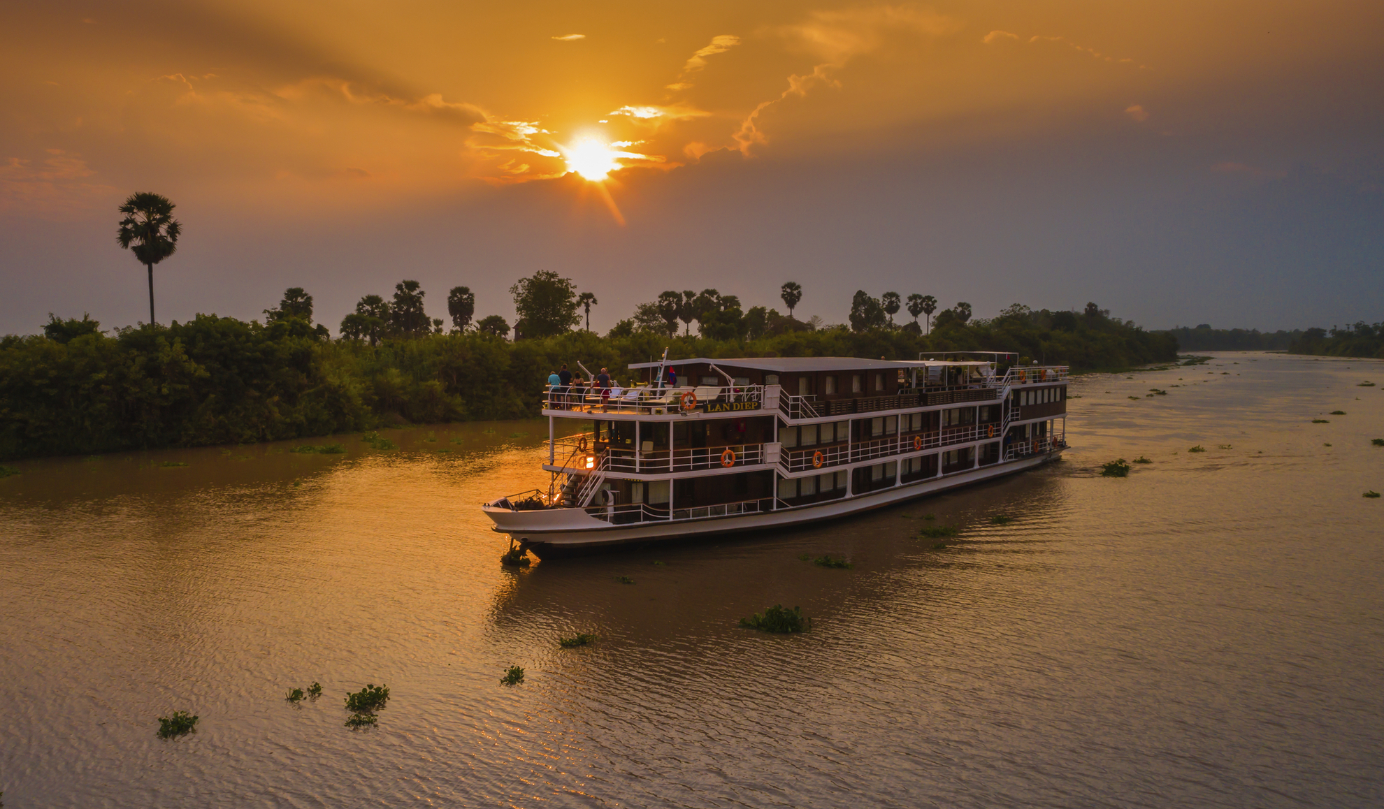 MS Lan Diep im Sonnenuntergang