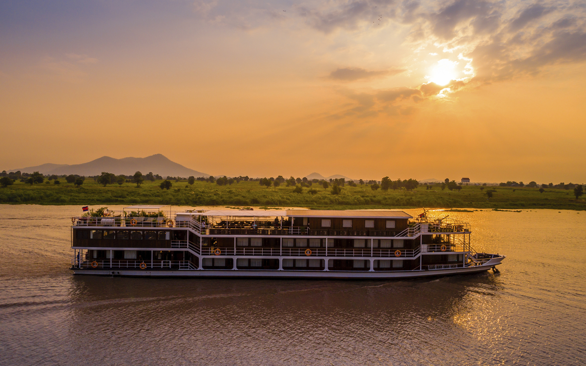 MS Lan Diep im Sonnenuntergang