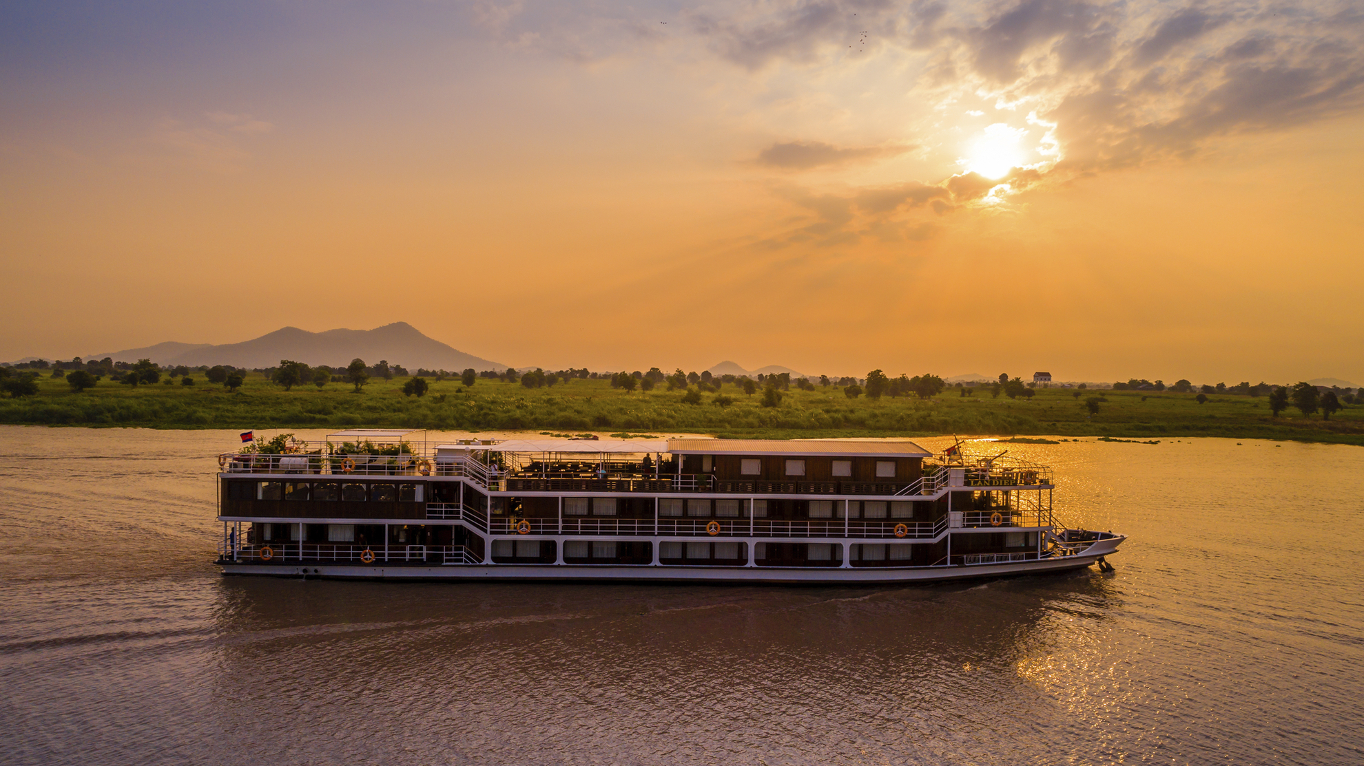 MS Lan Diep im Sonnenuntergang