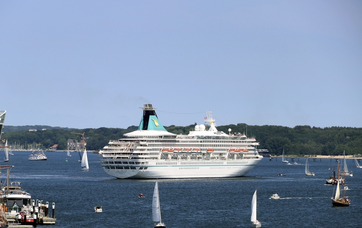 MS Artania bei der Kieler Woche