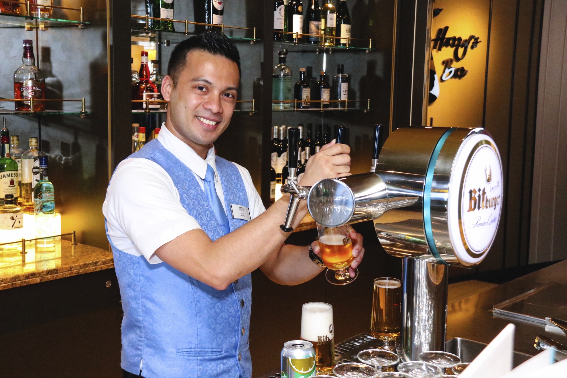 Harry's Bar, MS Artania