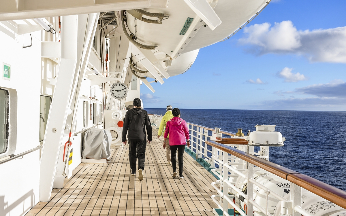 Promenade, MS Artania