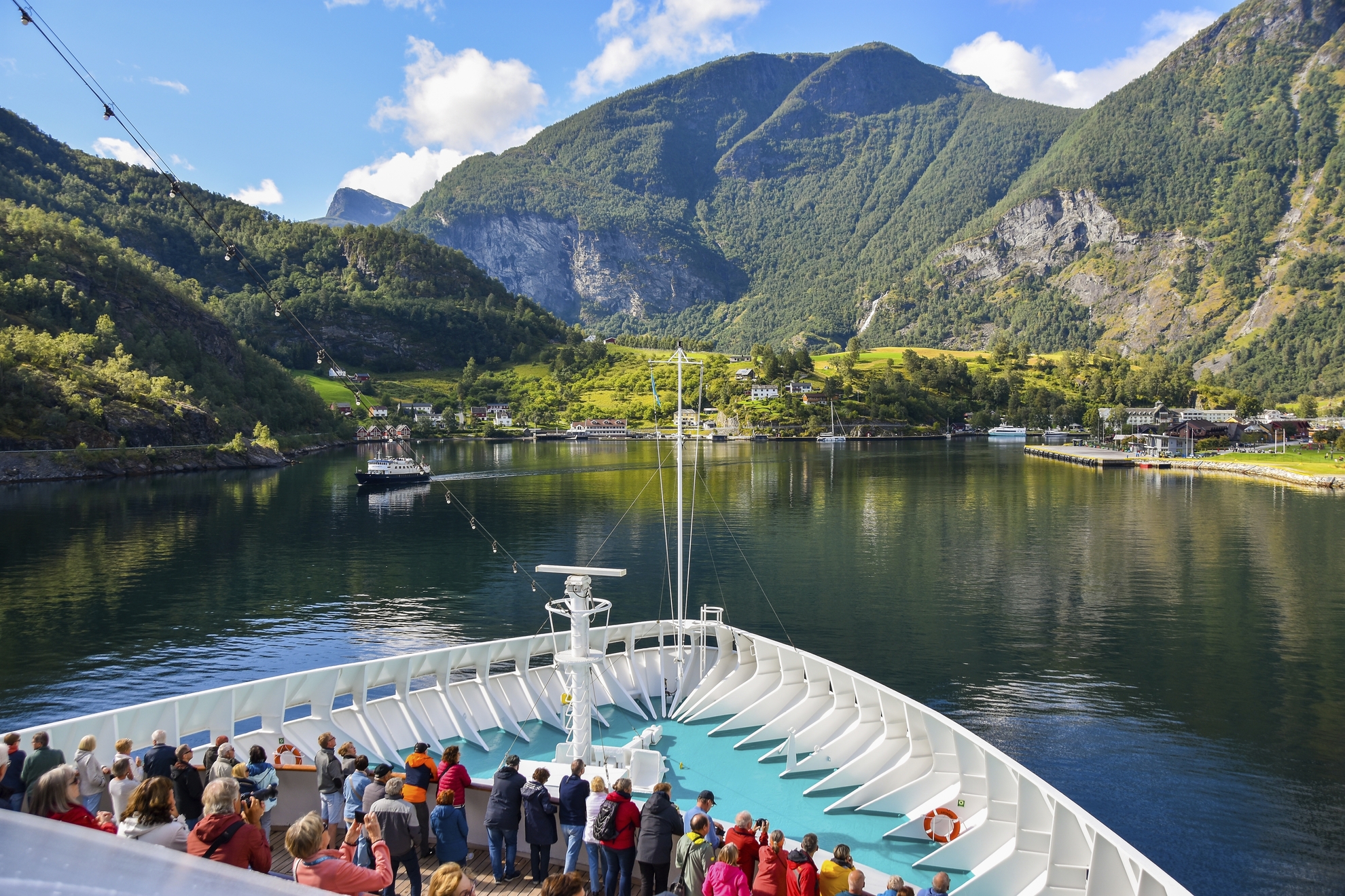 MS Artania vor Flam