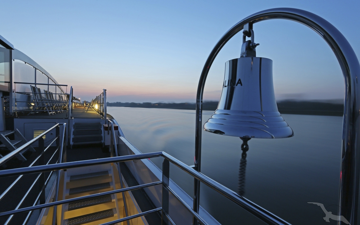 Schiffsglocke auf dem Sonnendeck von MS Alina