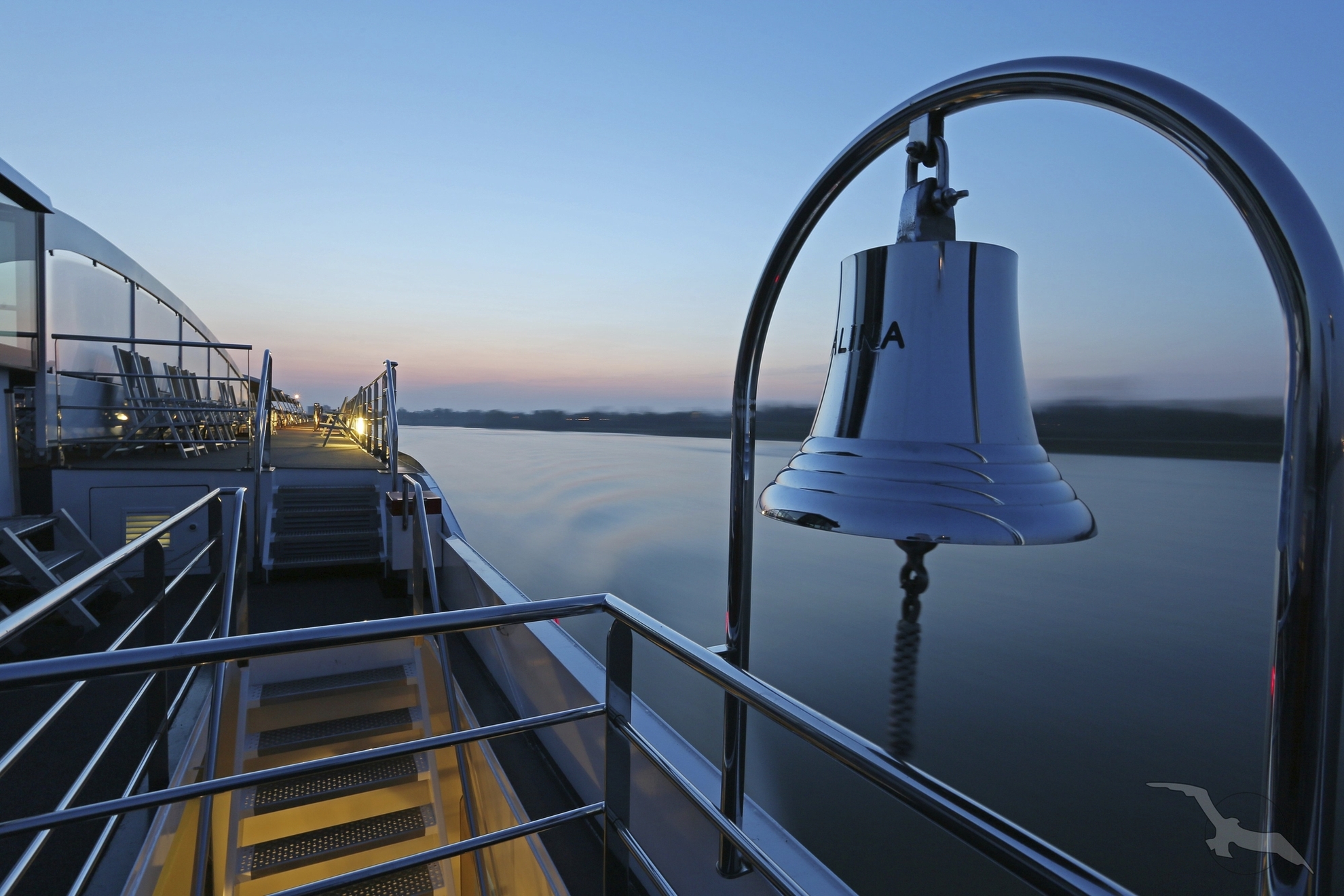 Schiffsglocke auf dem Sonnendeck von MS Alina