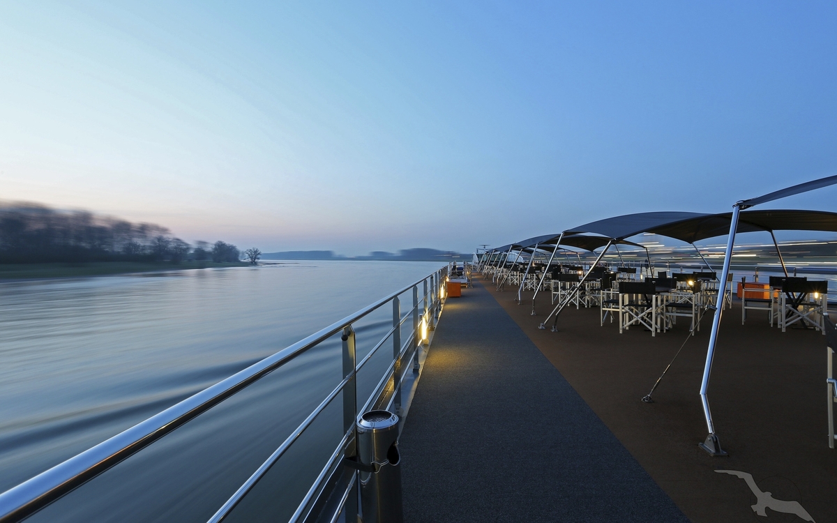 Sonnenuntergang auf dem Sonnendeck von MS Alina