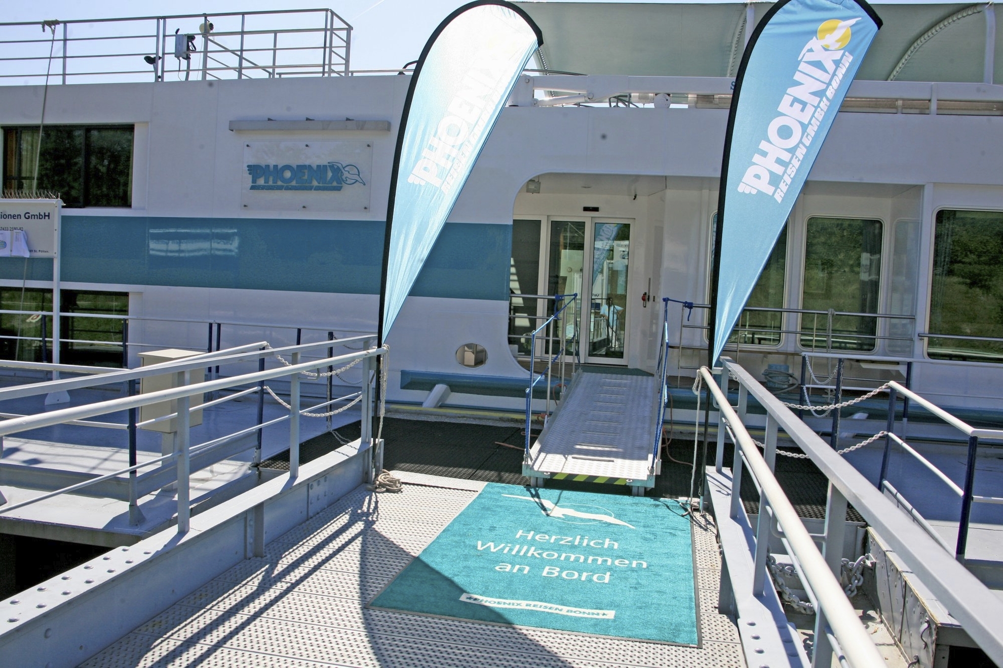 Eingang von MS Ariana