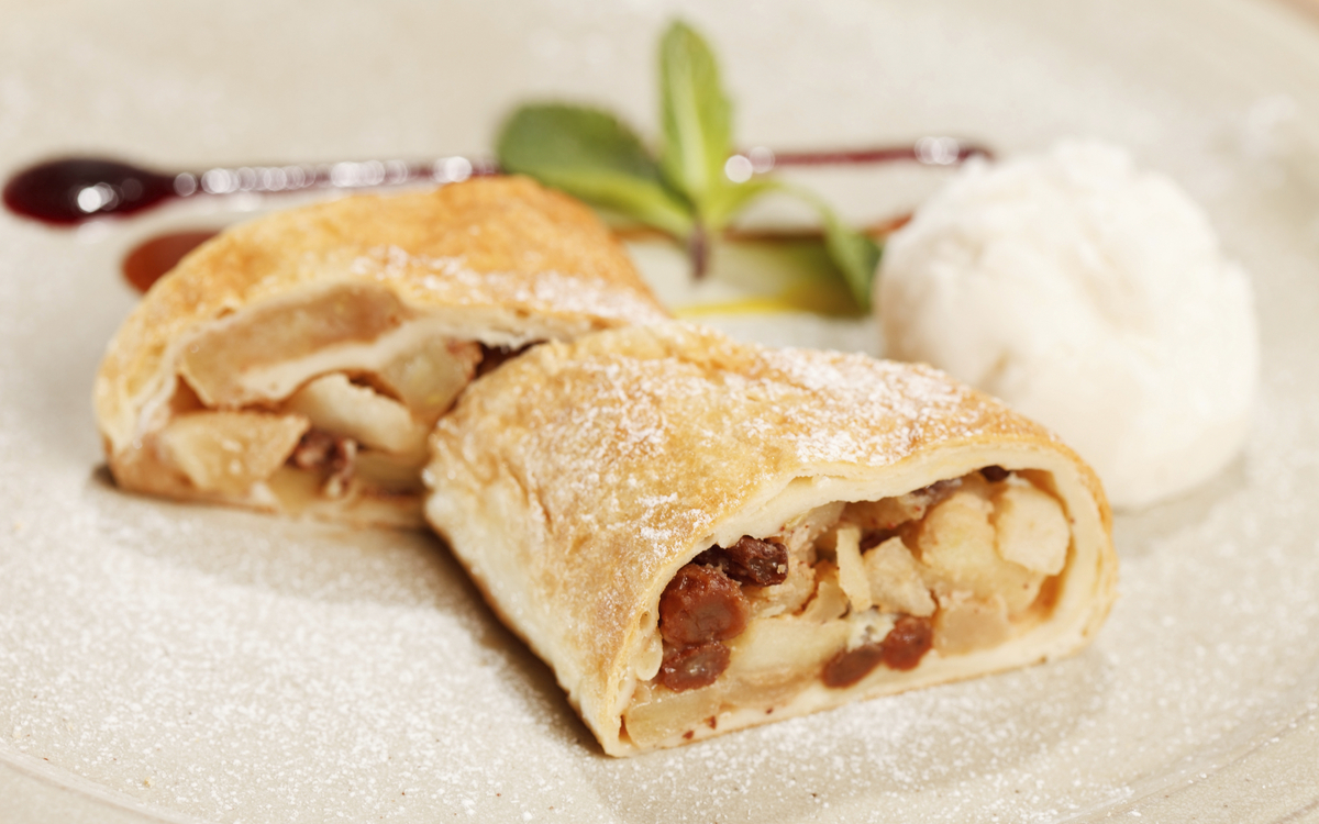frischer Apfelstrudel