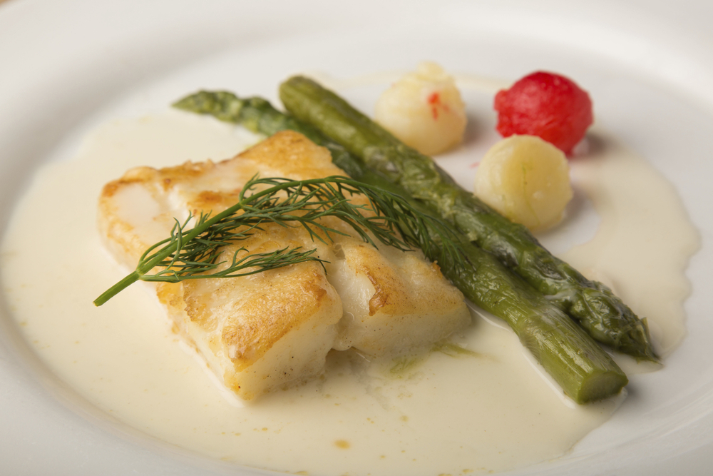 Gebratene Alaska Heilbuttschnitte Trueffel Beurre Blanc gruener Spargel Kartoffelperlen