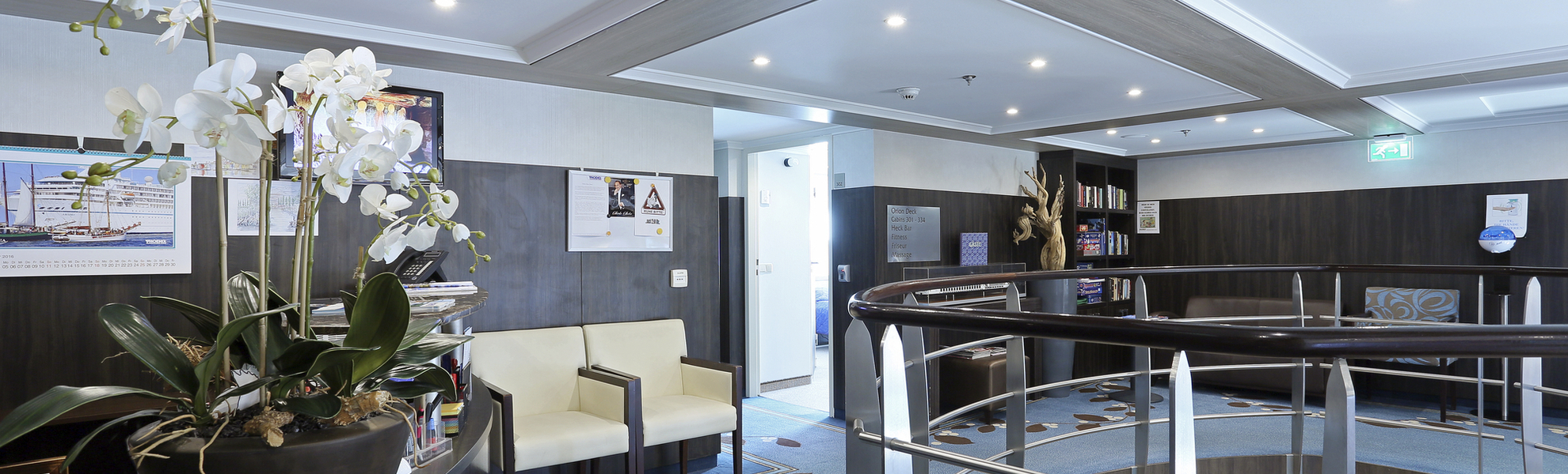 Bücherei und Bereich der Reiseleitung auf MS Ariana