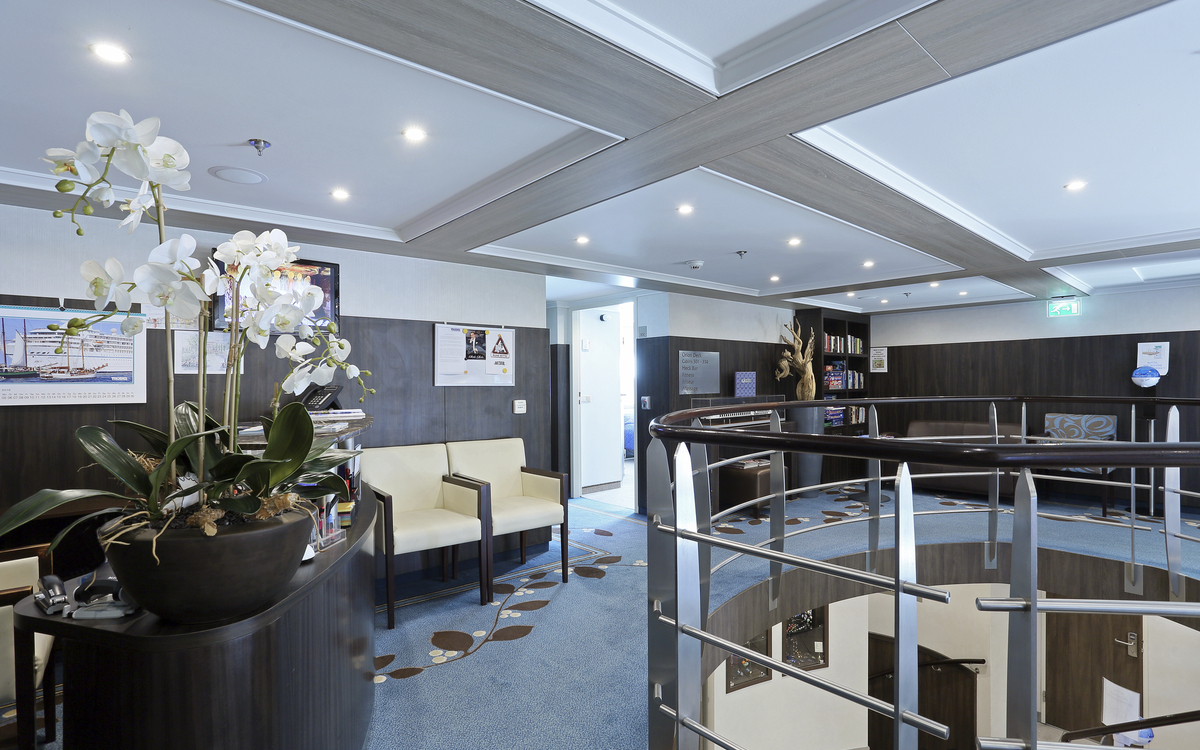 Bücherei und Bereich der Reiseleitung auf MS Ariana