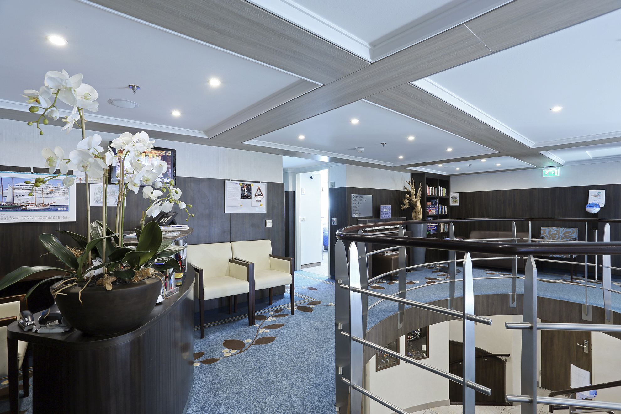 Bücherei und Bereich der Reiseleitung auf MS Ariana