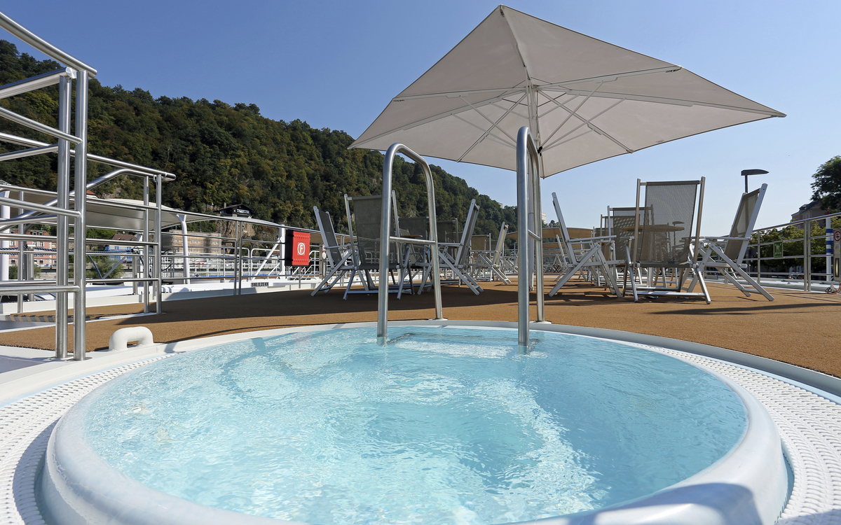 Whirlpool auf dem Sonnendeck von MS Ariana