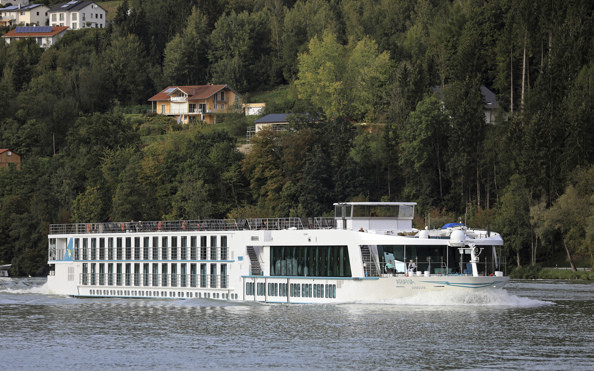 MS Ariana bei Kasten auf der Donau