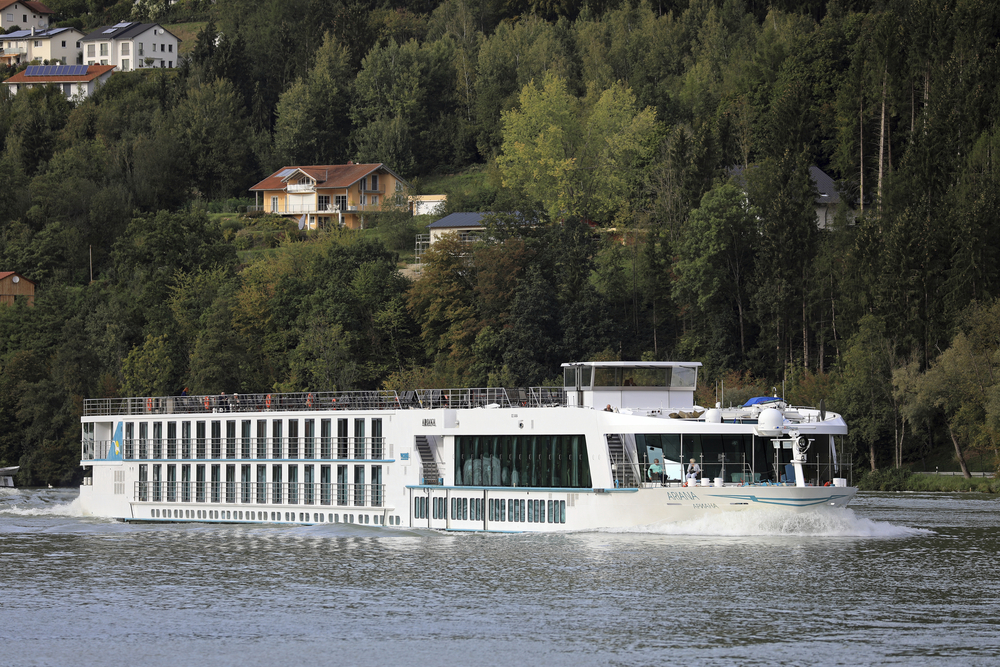 MS Ariana bei Kasten auf der Donai