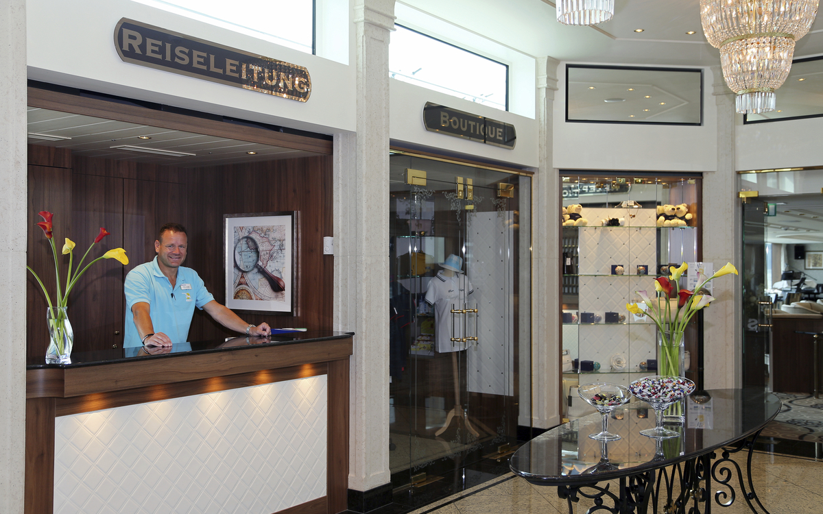 Kreuzfahrtdirektor Mirko Scheffe, MS Anesha