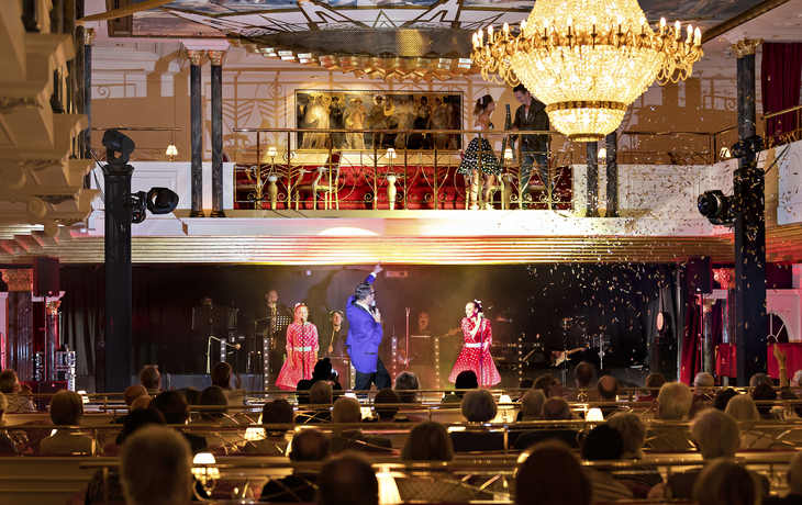 Show-Programm im Kaisersaal, MS Deutschland