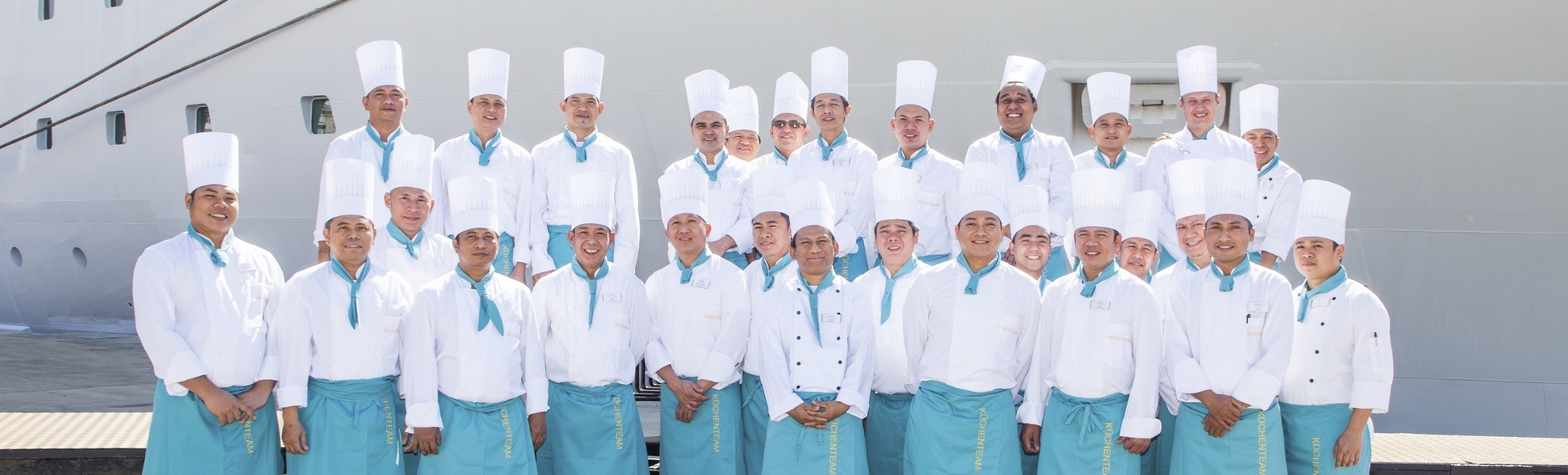 Ihre herzliche Crew an Bord von MS Deutschland