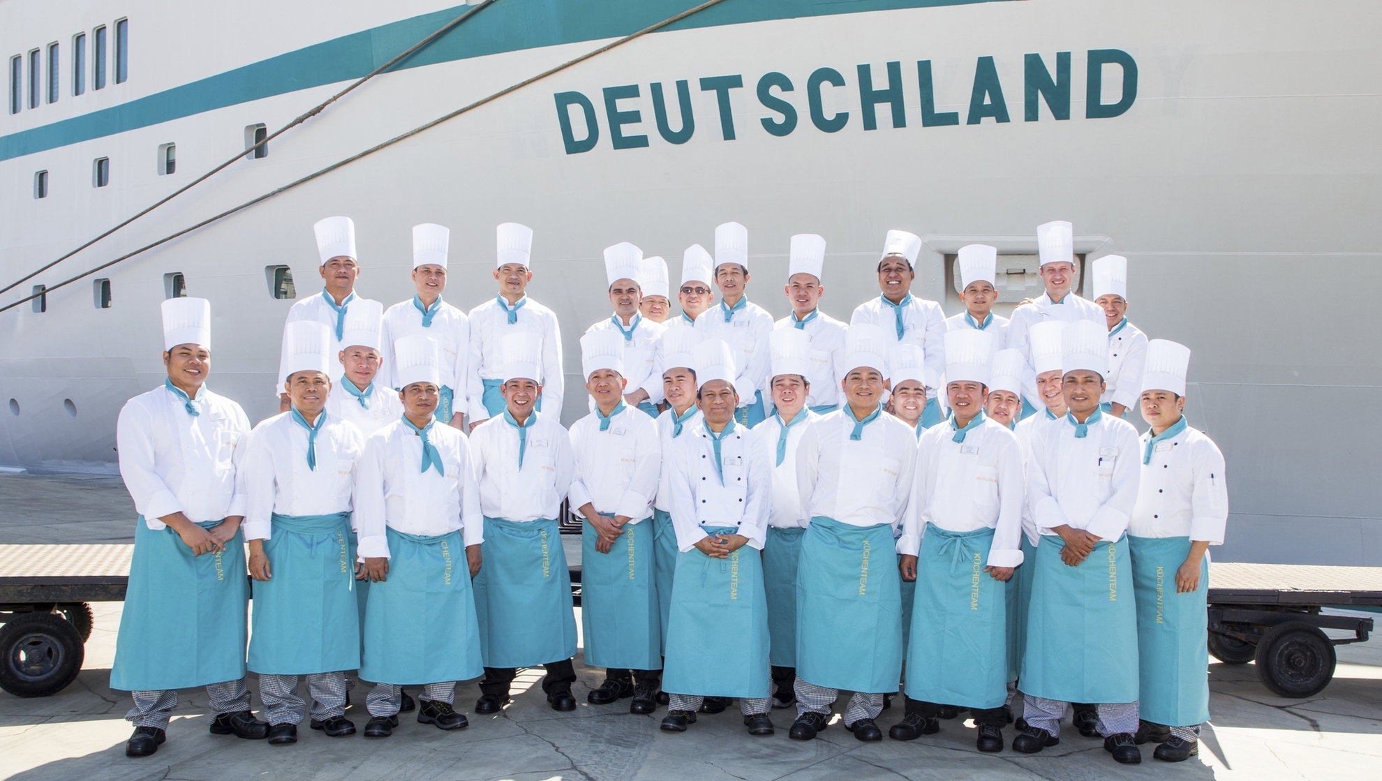 Ihre herzliche Crew an Bord von MS Deutschland