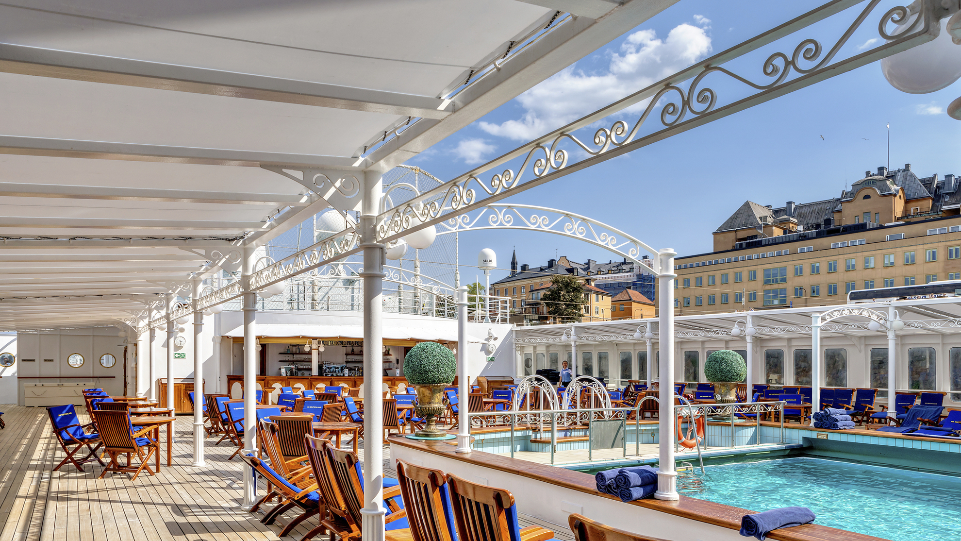 Lido Deck mit Pool, MS Deutschland