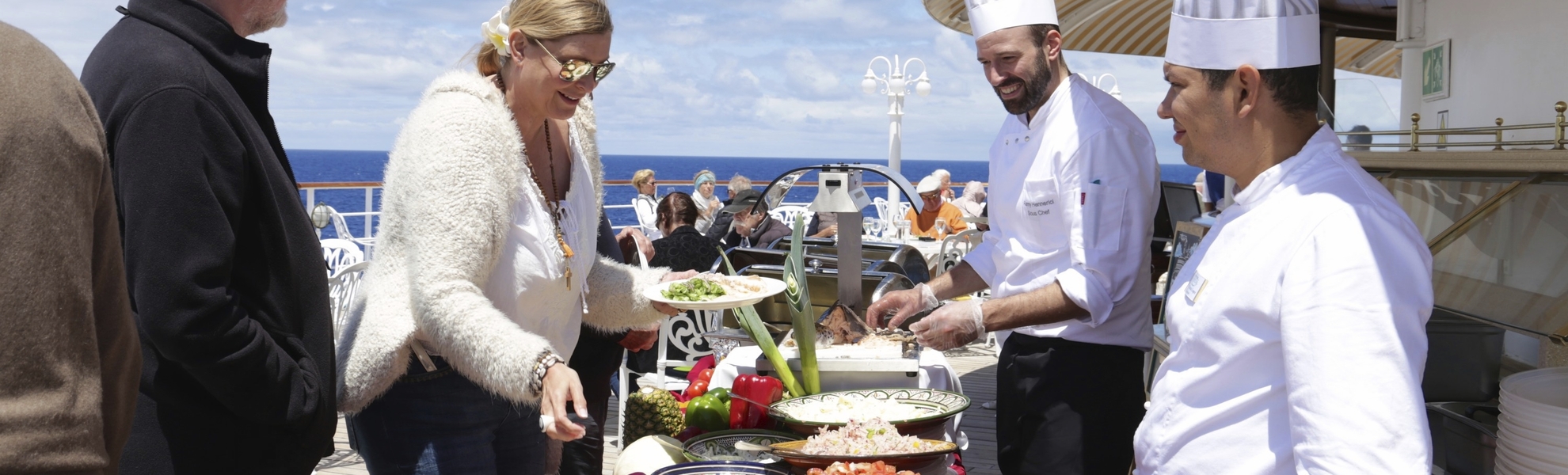 Buffet an Deck der MS Deutschland