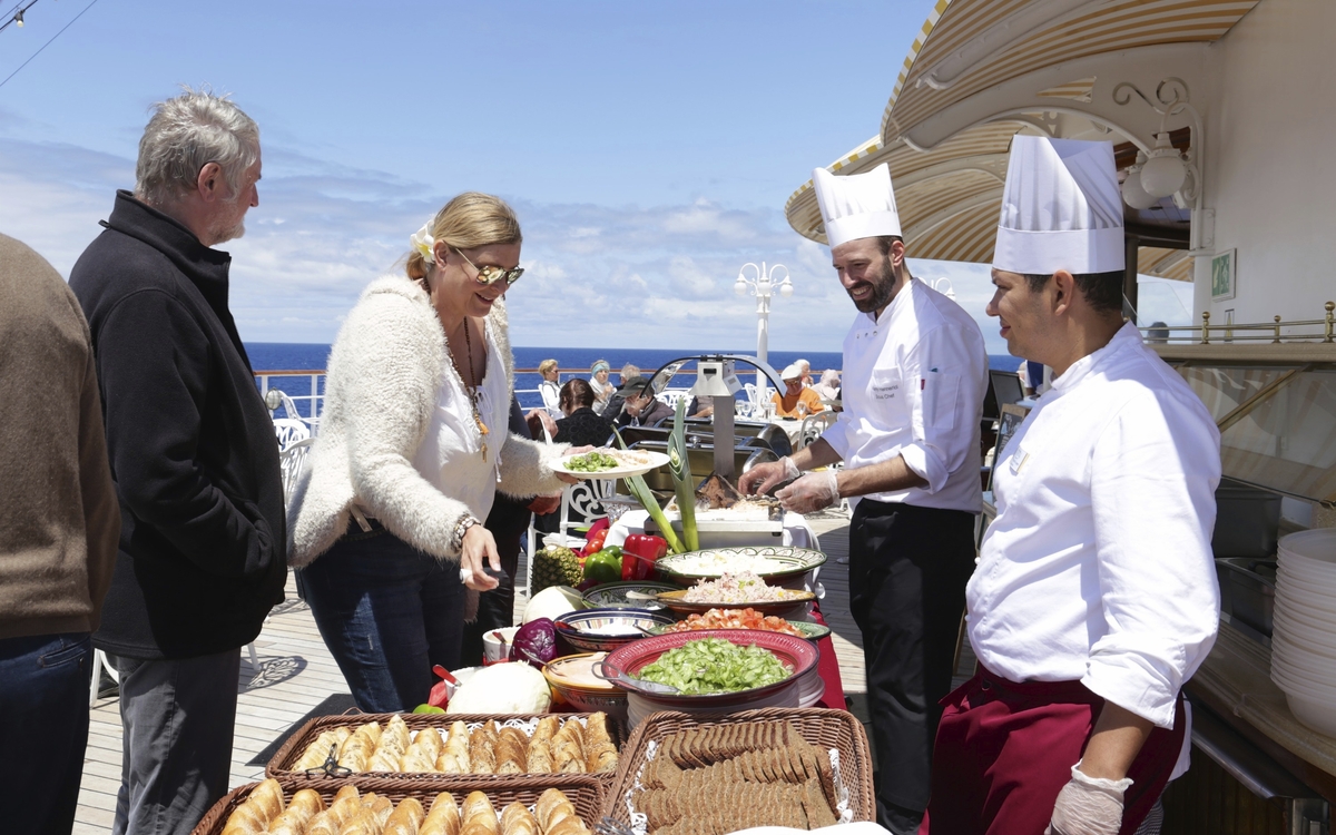 Buffet an Deck der MS Deutschland